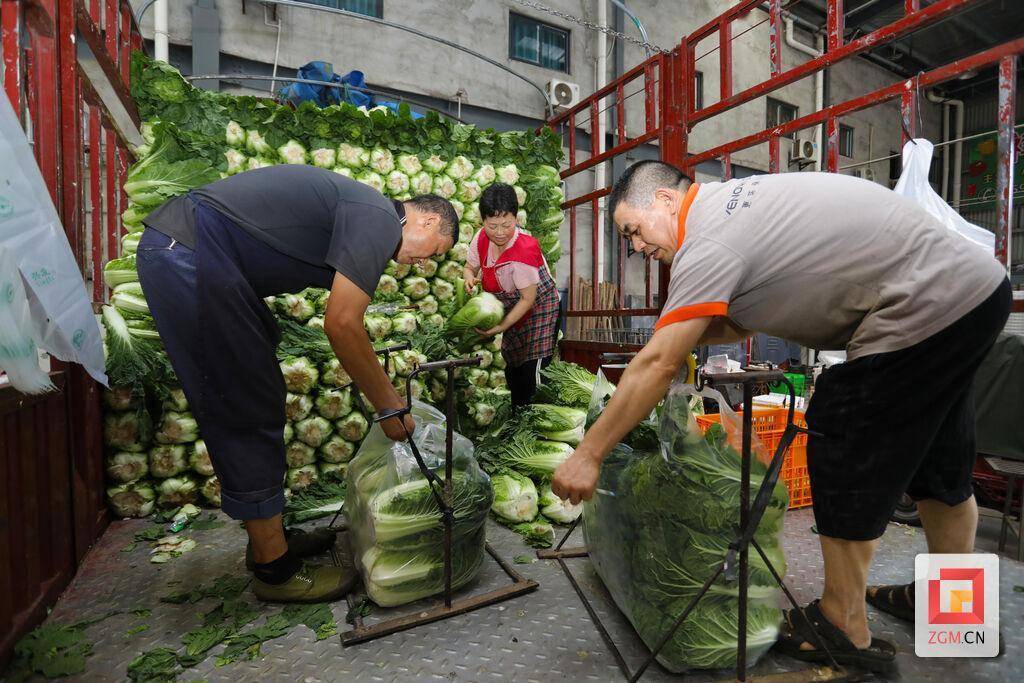 果蔬日交易量1500余吨 欧亿体育 欧亿体育网站自贡大型农产品批发市场抢“鲜”保供一线探访(图2)