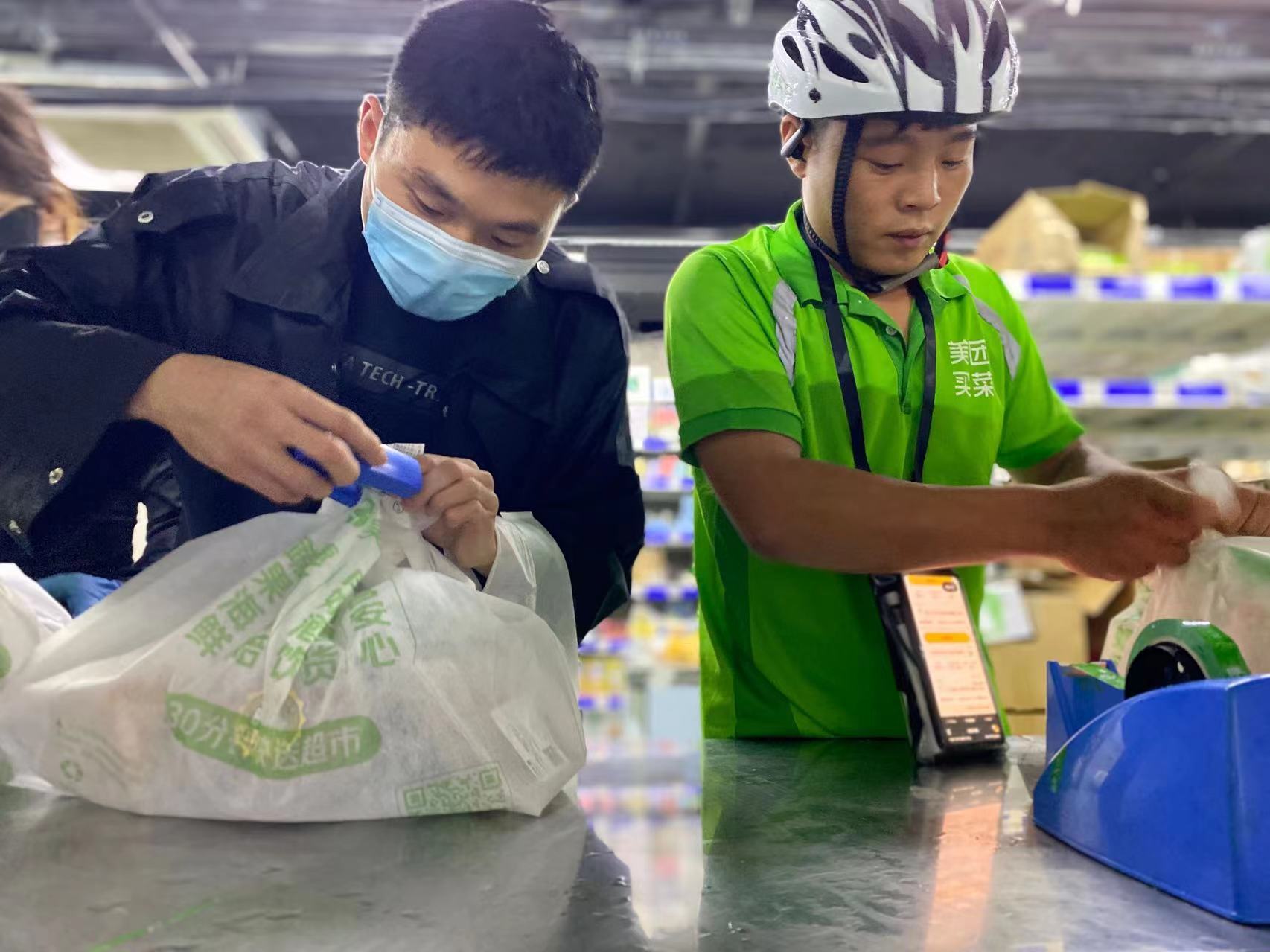 欧亿体育 欧亿体育app下载北京持续强降雨给居民生活带来哪些影响？记者探访(图6)