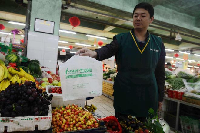 欧亿体育 欧亿体育官网 app超市里的菜都是防腐剂泡过的吃了会致癌？真正致癌的是这些食物(图3)