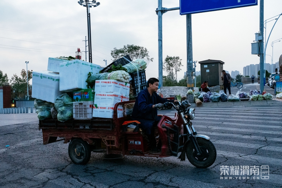 二访曙光欧亿体育 欧亿体育官方农副产品批发市场 致敬那些为城市正常运转而辛勤劳动的人们(图3)