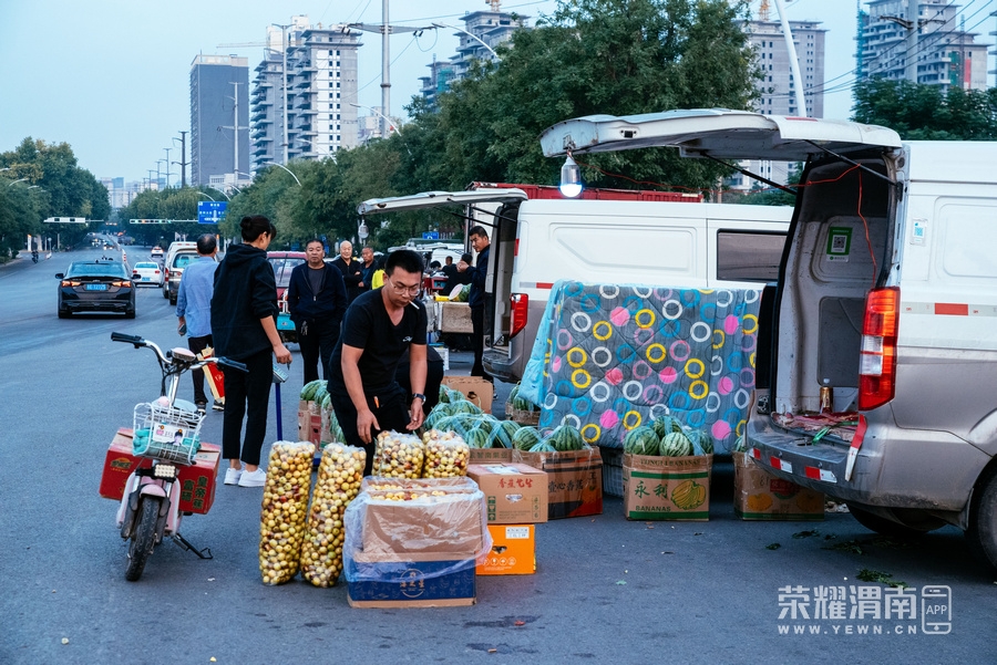 二访曙光欧亿体育 欧亿体育官方农副产品批发市场 致敬那些为城市正常运转而辛勤劳动的人们(图4)