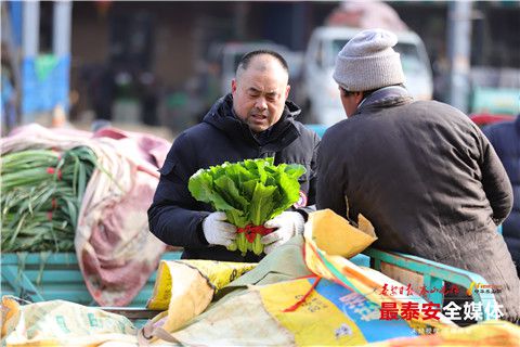 欧亿体育 欧亿体育平台泰安良庄蔬菜批发市场一天销量达150吨(图2)