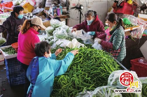 记者探访匡山农产品批发市场：供应足价格稳！每日进场2300吨蔬菜欧亿体育(图3)