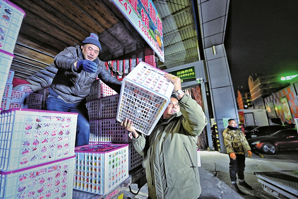 欧亿体育凌晨4点水果批发市场众生相：为市