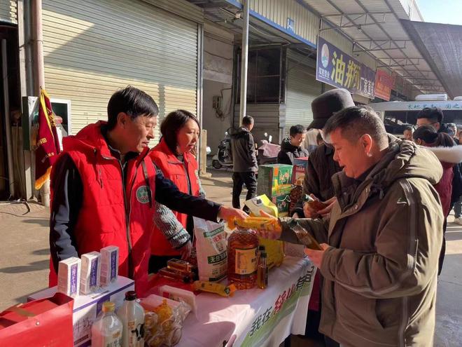 欧亿体育五谷杂粮下江南·我在绥化有亩田明水团队南宁市仁义蔬菜粮油批发市场开展宣传推介活动(图2)