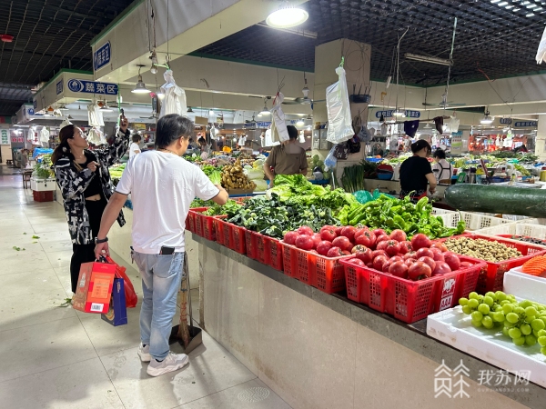 欧亿体育菜价持续走低 “菜篮子”轻巧拎起