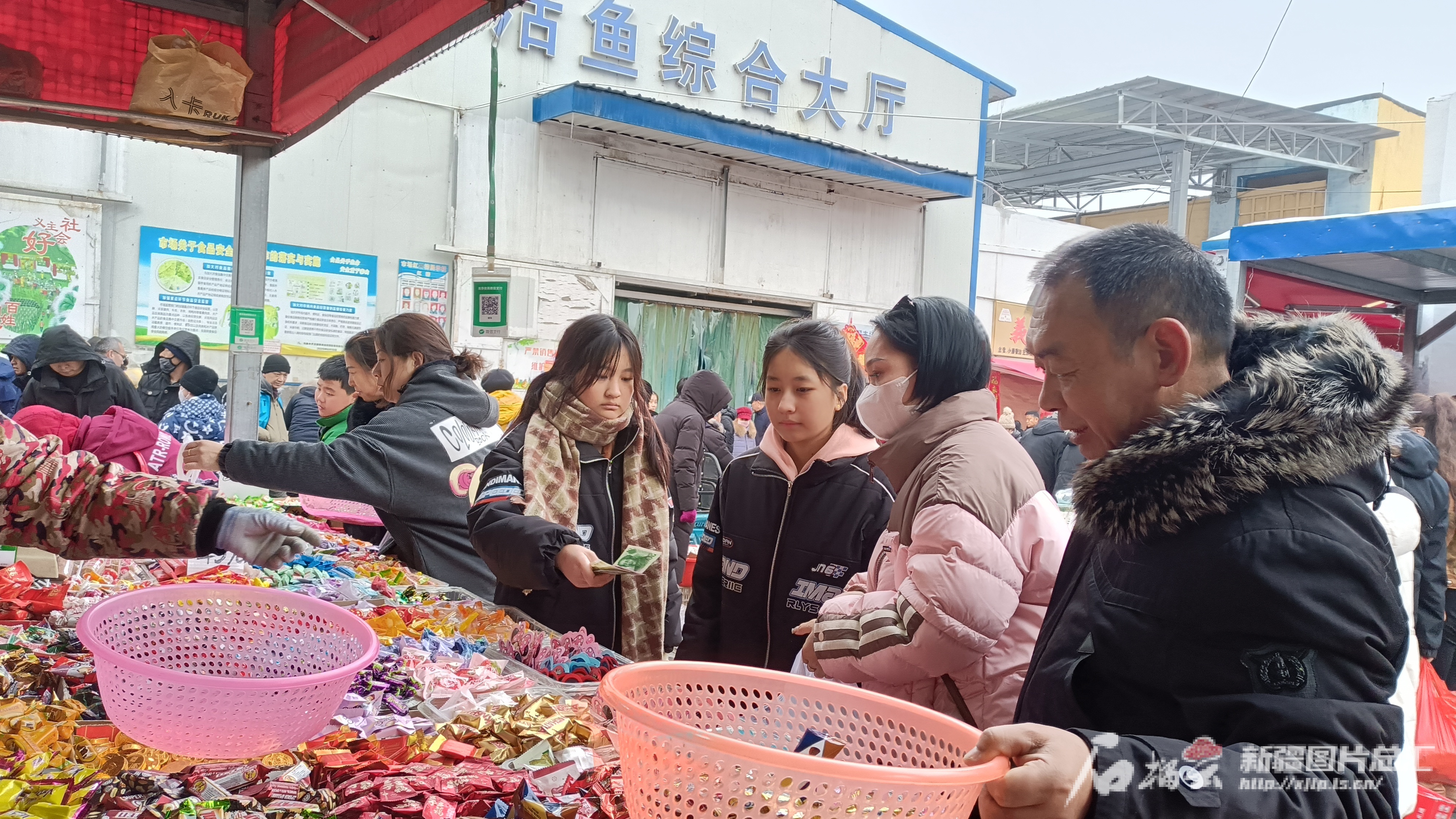 买买买！乌鲁木齐各农产品批发市场日销量超14欧亿体育000吨(图2)