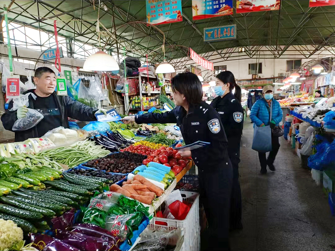 欧亿体育西市分局行政审批分中心深入辖区开展“一窗通办”主题宣传活动(图2)