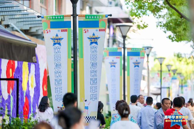 34℃高温这条限时步行街却冰爽怡人“20